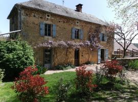 Maison typique périgourdine avec piscine, feriebolig i Paulin