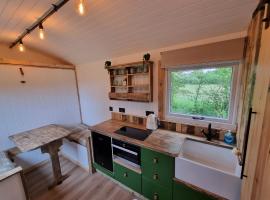 Sidlesham에 위치한 주차 가능한 호텔 Rusty - Shepherds hut sleeps up to 4