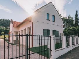 Kardamom Studio Apartman, hotel dengan tab panas di Szigliget