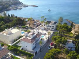 Luxury Seaside Villa with private pool in Cabo Roig, mökki kohteessa Orihuela