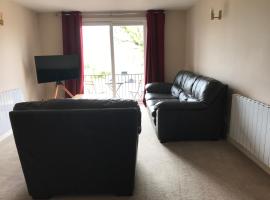 Appin, Beautiful Lochside Apartment with Balcony, hotelli kohteessa Fort William