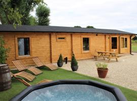 Stunning 5-Bed Cabin in Ashton Under Hill, hotel with parking in Evesham