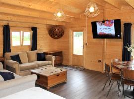 Stunning 5-Bed Cabin in Ashton Under Hill，伊夫舍姆的有停車位的飯店