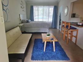 Lovely 1 Queen bed, 1 Sleeper couch Self-catering cottage, hotel blizu znamenitosti Fields Shopping Centre, Klof