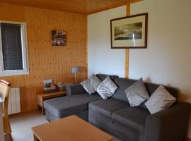 Beautiful lake view 3 bedroom chalet. – hotel w mieście Saint-Manvieu-Bocage