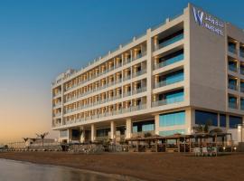 Waves Hotel, hotel em Umm Lajj