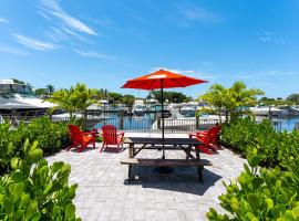 Room 127 - Waterfront, Heated Pool, Huge TV, Tiki Bar & Grill, hotell i Sarasota
