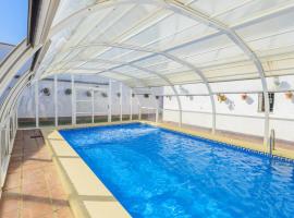 10 bedrooms villa with indoor pool furnished terrace and wifi at Rivero de Posadas，Ochavillo del Río的附設泳池的飯店