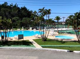 Apartamento até 10 pessoas na enseada Guarujá em condomínio clube praia piscinas salão jogos quadra futebol campo parquinho brinquedos Wi-fi Home office, resort in Guarujá