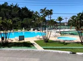 Apartamento até 10 pessoas na enseada Guarujá em condomínio clube praia piscinas salão jogos quadra futebol campo parquinho brinquedos Wi-fi Home office