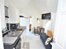 Adorable 1 bedroom guest house with free parking., guest house in Bromley