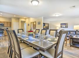 Ideally Located Glen Cove Apartment!, hotel dengan parking di Glen Cove