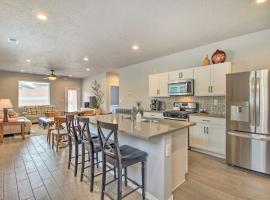Family-Friendly Rio Rancho Home Near Old Town, hotel with parking in Rio Rancho