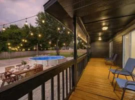 Tampa Retreat: 11 Beds, Game Room & Pool!