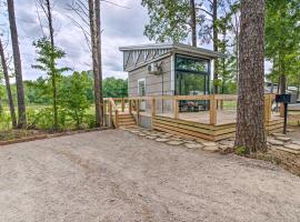 Chic Tiny Home Retreat about 2 Mi to MSU Campus!, cheap hotel in Starkville