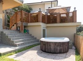 La Roccia Fiorita Appartamento con giardino e Jacuzzi, hotel sa Varazze