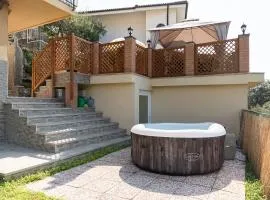 La Roccia Fiorita Appartamento con giardino e Jacuzzi