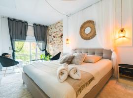 Chambre unique Lovya, avec Jacuzzi en hypercentre, cheap hotel in Villeneuve-sur-Lot
