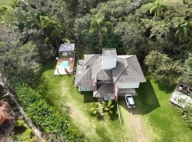 Linda casa , natureza linda, piscina, sauna e spa., hotel in Florianópolis