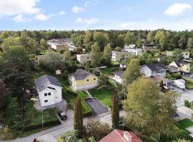 Family House w/Free Wifi, Netflix & Free Parking, stuga i Upplands-Väsby