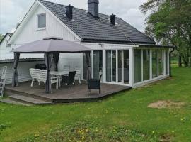 Cozy 4-bedroom villa free parking big garden ++, vacation home in Gudhem