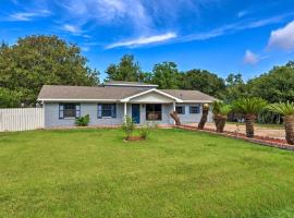 Viesnīca Ocean Springs Family Home Less Than 1 Mi to Beach pilsētā Oušenspringsa