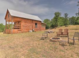 Chic Thorndale Cabin with Fire Pit and Fishing Pond, khách sạn ở Thorndale