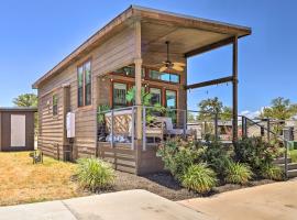 Upscale Tiny Home - Boho-Chic Austin Getaway!, маленький будиночок у місті Остін