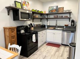 Cute 1 bedroom Ohana 10 miles from Eugene、Creswellのホテル