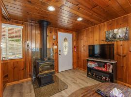 Acorn Cabin - Charming Place, Your getaway to Yosemite, Bass Lake – hotel w mieście Oakhurst