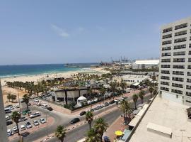 Lovely three-room apartment above the promenade, hotel in Asjdod