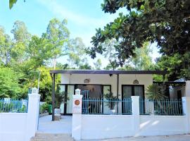 Crest House Beachside - Three-bedroom Private House on Cham Island Hoi An, location de vacances à Tân Hiệp