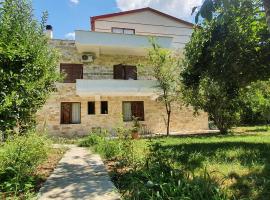 Xho's Forest Guest House, guest house in Berat