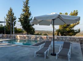 Villa Iliousa Grand, vacation home in Psinthos