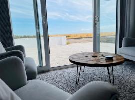 Pass the Keys Fabulous Beach Front Holiday Location, hytte i Lydd