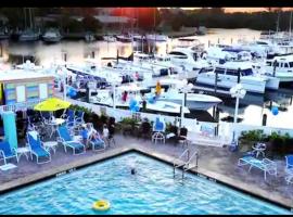 Remodeled, Huge Pool, Tiki Bar & Grill, Quiet Room, Ferienwohnung mit Hotelservice in Sarasota