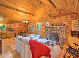 Secluded Waynesville Cabin Deck, Grill and Fire Pit, hotel i Waynesville