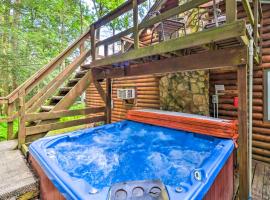 Secluded and Quiet Pocono Mountain Cabin with Hot Tub!, ваканционна къща в Kunkletown