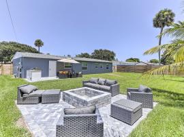 Beach House with Outdoor Kitchen, Walk to Coast, hotel di Cocoa Beach