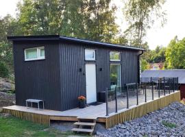 Cabin in the woods, close to Lake Mälaren, orlofshús/-íbúð í Eskilstuna