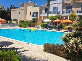 ZOM Holiday Apartment, sumarhús í Paphos City