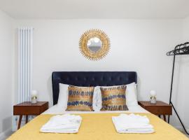 Finch Lodge - Stylish boutique apartment with a patio, budget hotel in Brighton & Hove