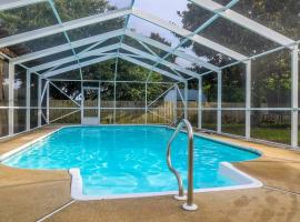 Pool House, Short Drive to Beach, Grill, Smart TV, holiday home in Navarre