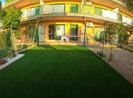 apartamento con jardin privado cerca de la playa!, apartman Ampostában