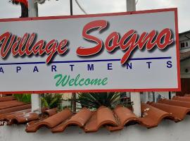 Village SOGNO, hotel em Massa