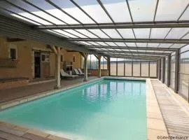 Maison de charme avec piscine intérieure, grand jardin, et paysages magnifiques en pleine campagne - FR-1-497-164