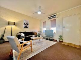 Neat 2 bedroom apartment, with free parking, hotel in South Hedland