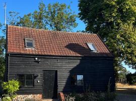 Gorgeous comfortable barn with huge private orchard in quiet Suffolk location, готель біля визначного місця Ікуорт-хаус, у місті Depden