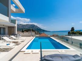 Luxurious VILLA LAPIS - heated pool, sauna, gym and spa, 120m to sandy beach, koča v Omišu
