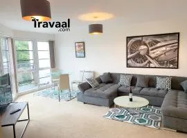Travaal.©om - 2 Bed Serviced Apartment Farnborough